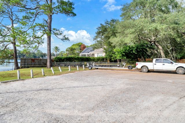 32 Walnut Avenue, Shalimar, FL 32579