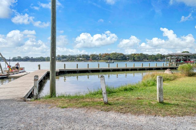 32 Walnut Avenue, Shalimar, FL 32579