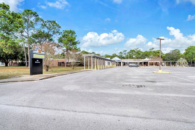 32 Walnut Avenue, Shalimar, FL 32579