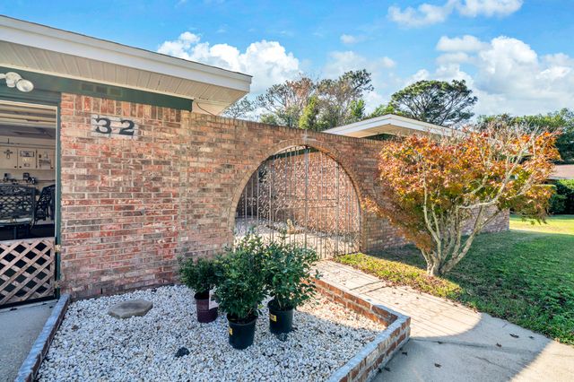 32 Walnut Avenue, Shalimar, FL 32579
