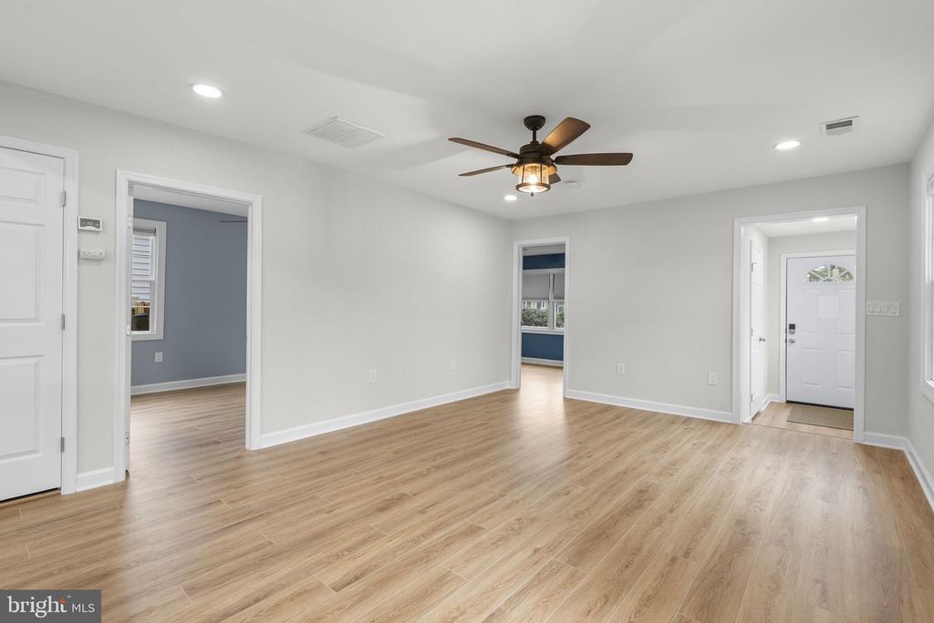 Image 10 of property listing at 411 HIGHLAND DR, Edgewater, MD 21037