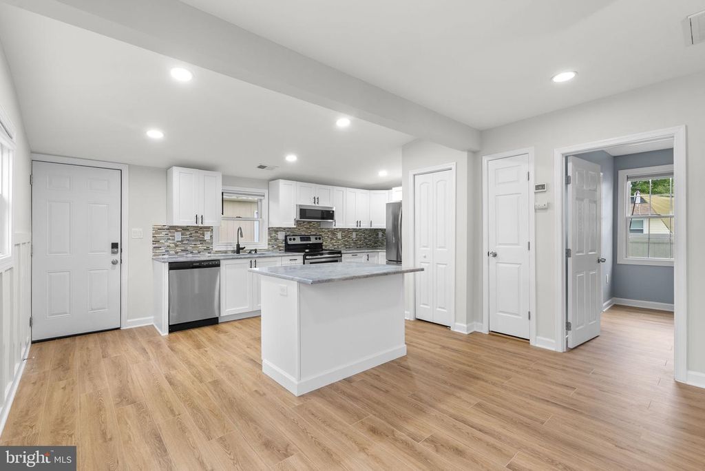 Image 11 of property listing at 411 HIGHLAND DR, Edgewater, MD 21037