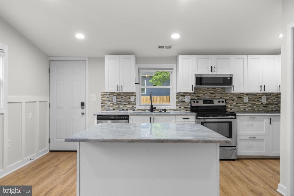 Image 12 of property listing at 411 HIGHLAND DR, Edgewater, MD 21037
