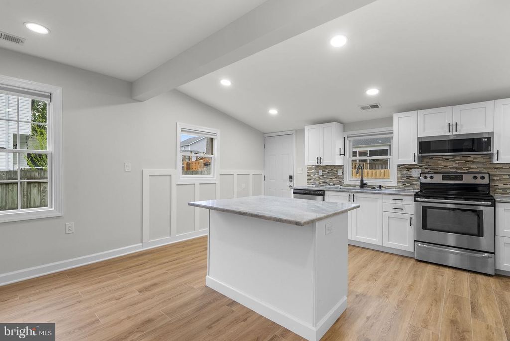Image 13 of property listing at 411 HIGHLAND DR, Edgewater, MD 21037