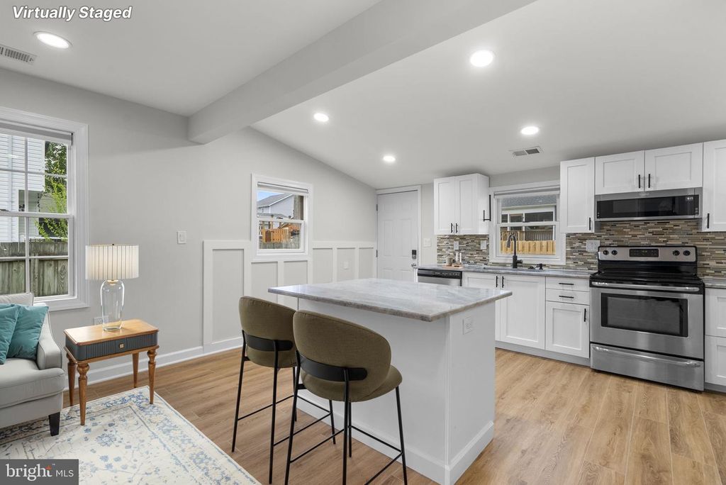 Image 14 of property listing at 411 HIGHLAND DR, Edgewater, MD 21037