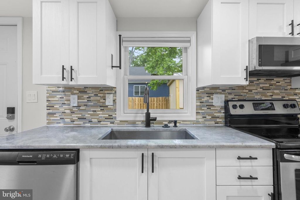 Image 15 of property listing at 411 HIGHLAND DR, Edgewater, MD 21037