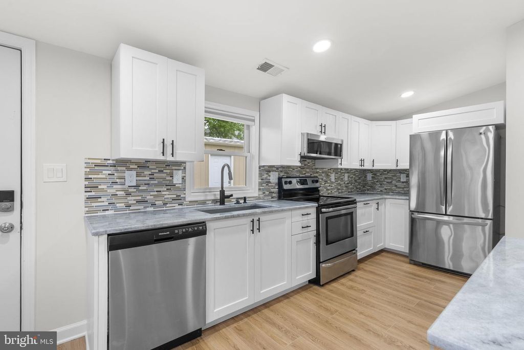 Image 16 of property listing at 411 HIGHLAND DR, Edgewater, MD 21037
