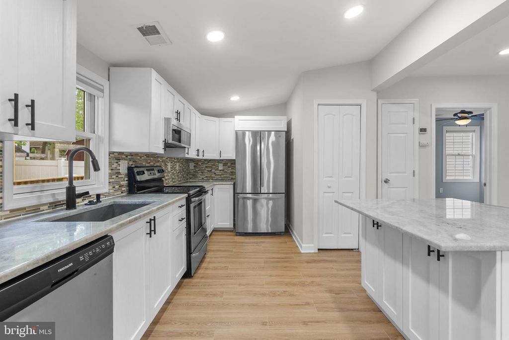 Image 17 of property listing at 411 HIGHLAND DR, Edgewater, MD 21037