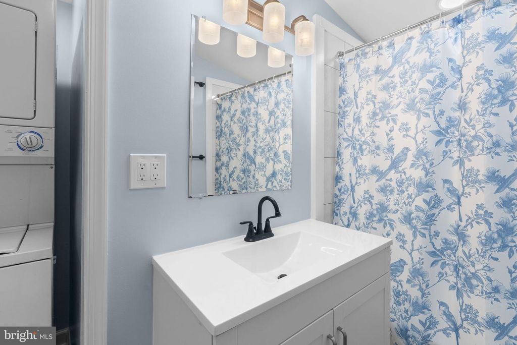 Image 28 of property listing at 411 HIGHLAND DR, Edgewater, MD 21037