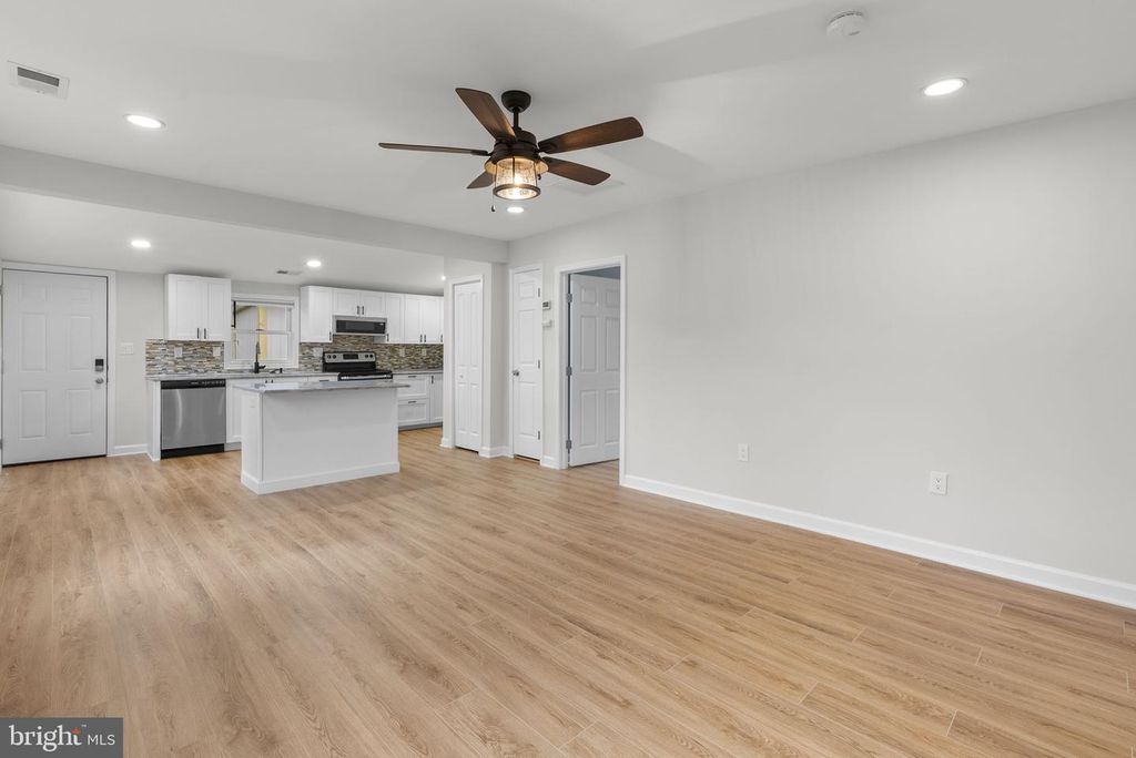 Image 3 of property listing at 411 HIGHLAND DR, Edgewater, MD 21037