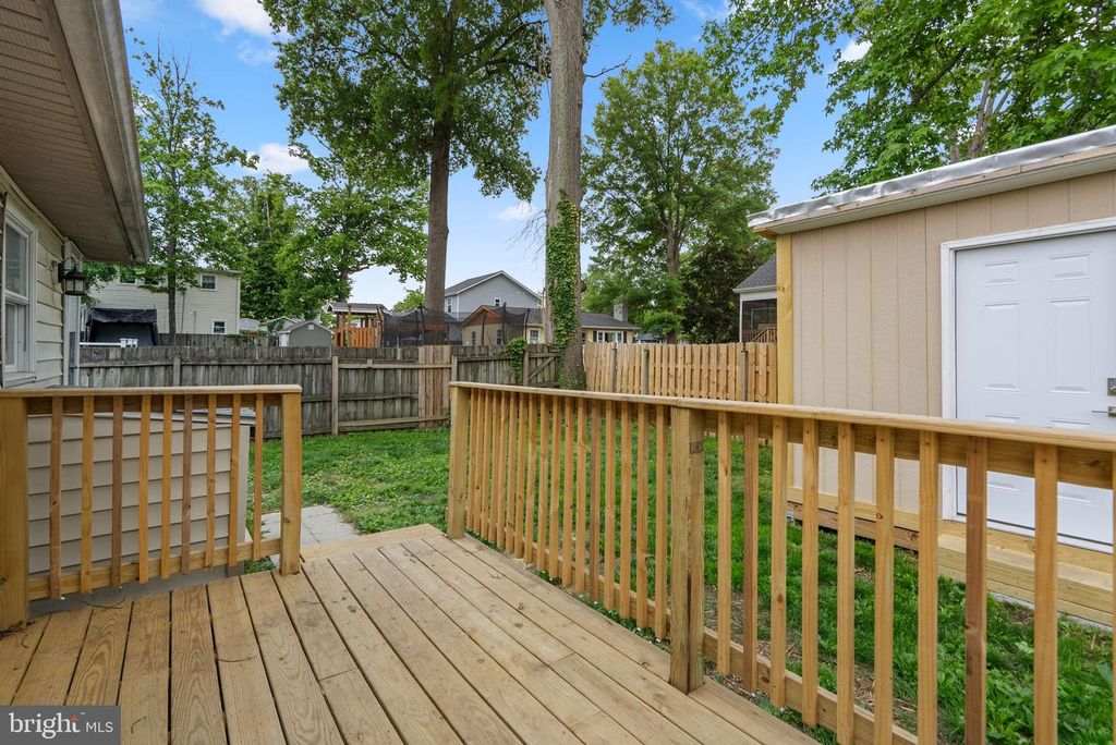 Image 33 of property listing at 411 HIGHLAND DR, Edgewater, MD 21037