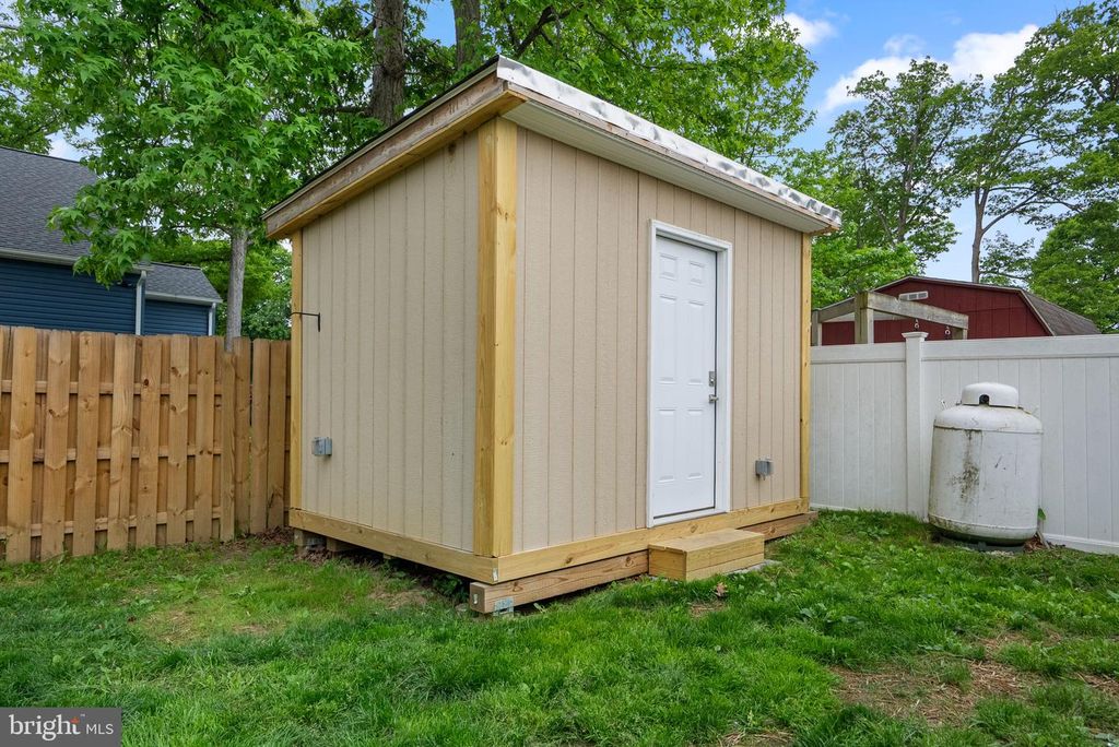Image 34 of property listing at 411 HIGHLAND DR, Edgewater, MD 21037