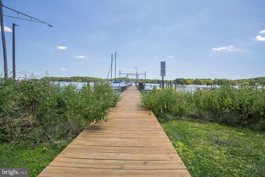 Image 39 of property listing at 411 HIGHLAND DR, Edgewater, MD 21037