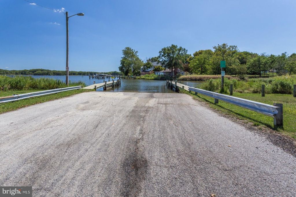 Image 46 of property listing at 411 HIGHLAND DR, Edgewater, MD 21037