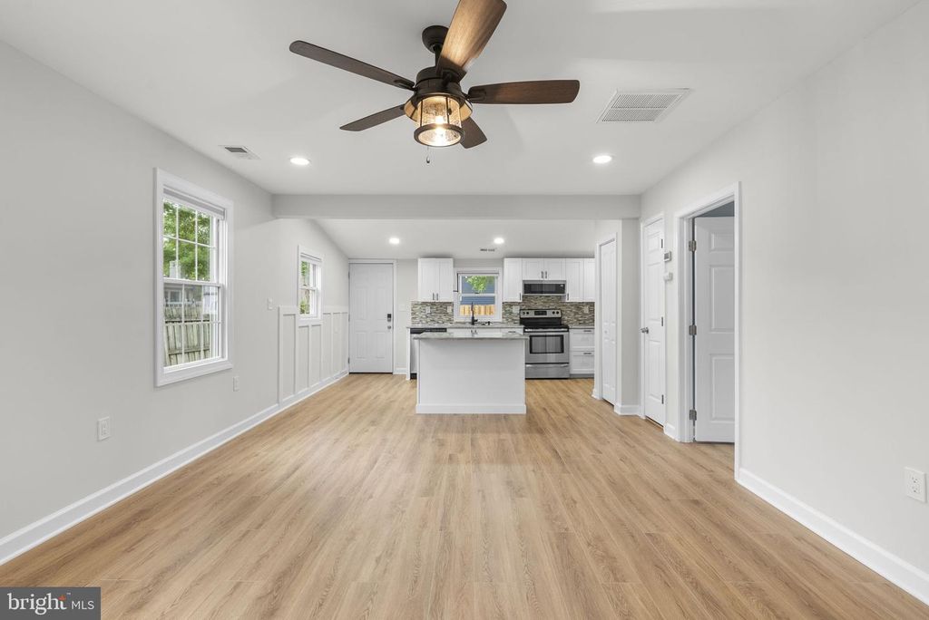 Image 5 of property listing at 411 HIGHLAND DR, Edgewater, MD 21037