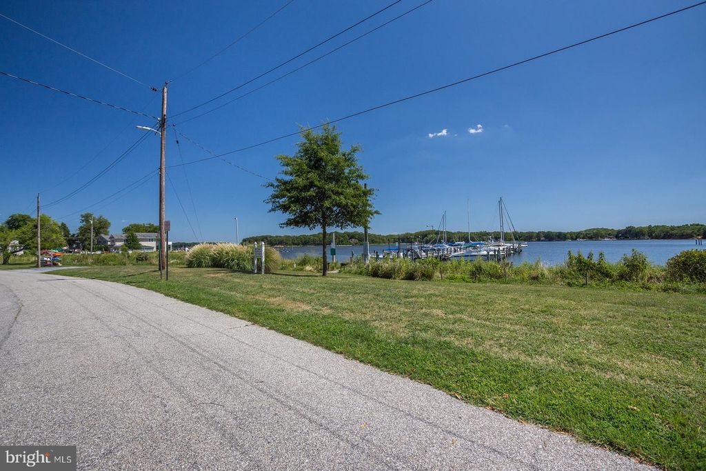 Image 51 of property listing at 411 HIGHLAND DR, Edgewater, MD 21037