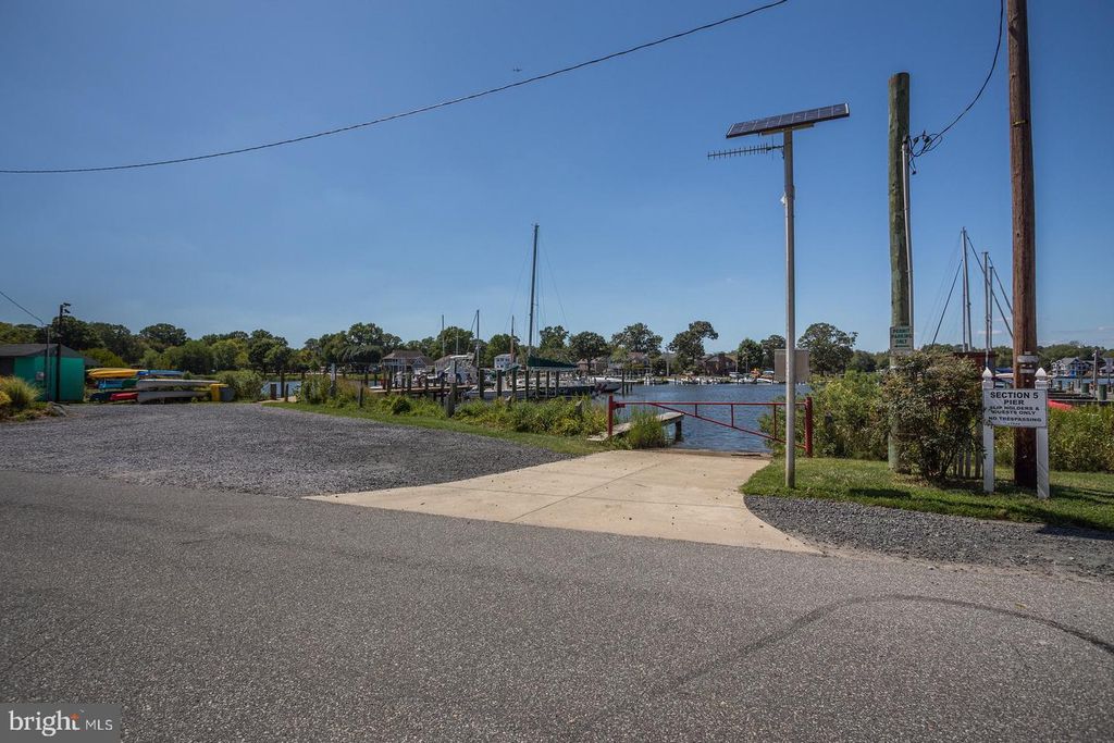 Image 53 of property listing at 411 HIGHLAND DR, Edgewater, MD 21037