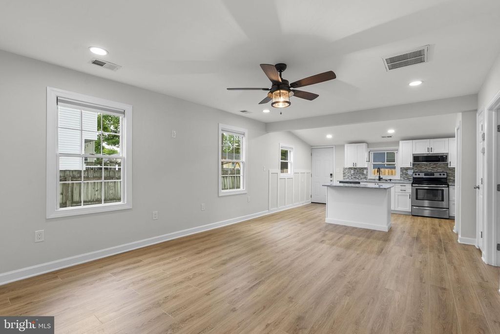 Image 6 of property listing at 411 HIGHLAND DR, Edgewater, MD 21037