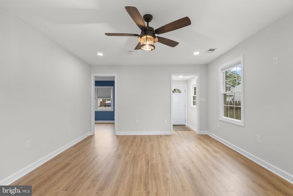 Image 8 of property listing at 411 HIGHLAND DR, Edgewater, MD 21037