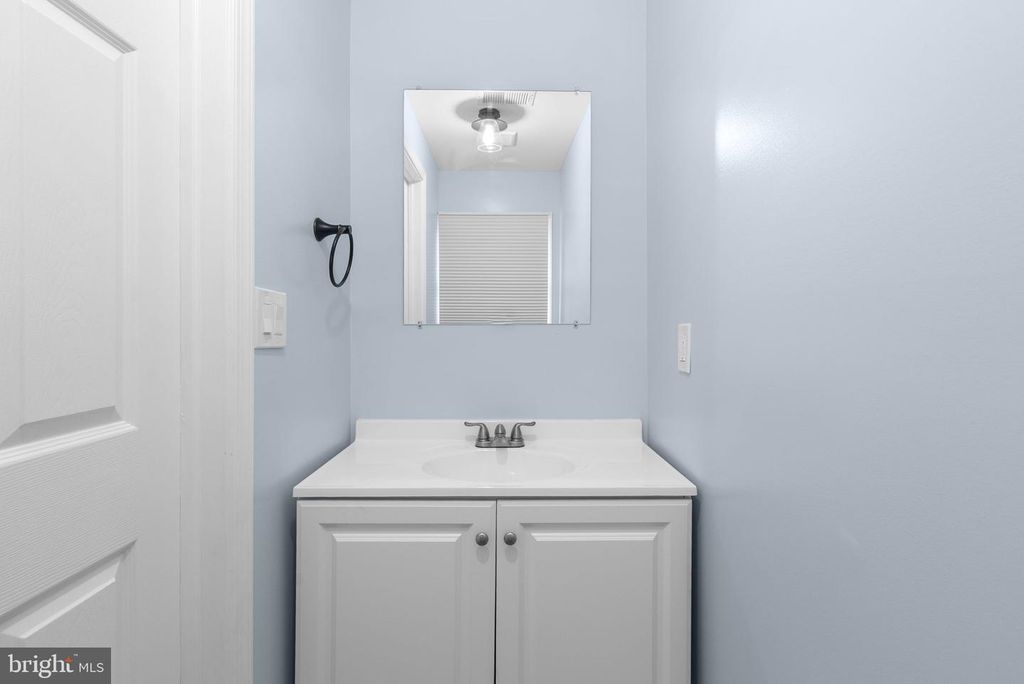 Image 9 of property listing at 411 HIGHLAND DR, Edgewater, MD 21037