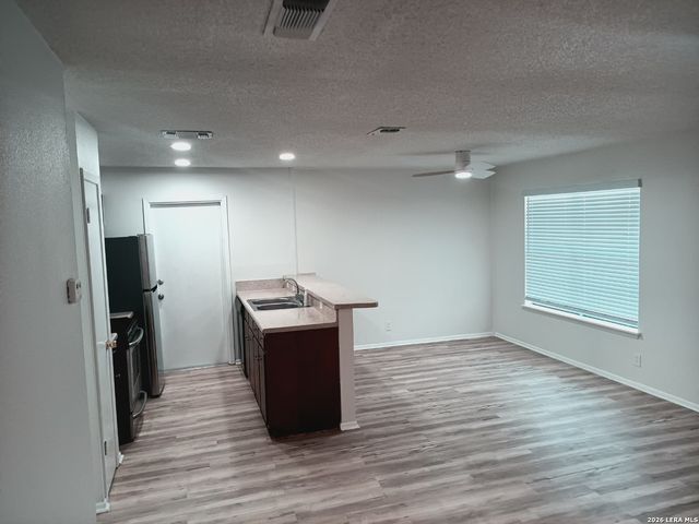 7526 VALLEY OAK ST, Live Oak, TX 78233