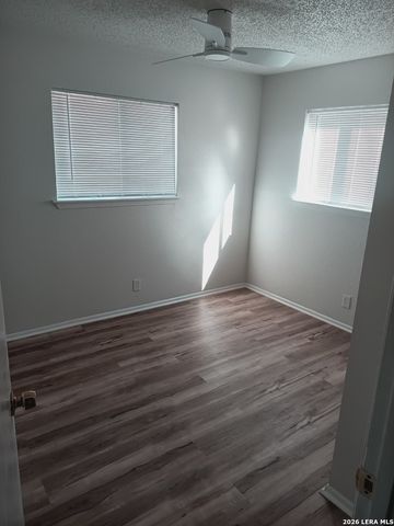 7526 VALLEY OAK ST, Live Oak, TX 78233