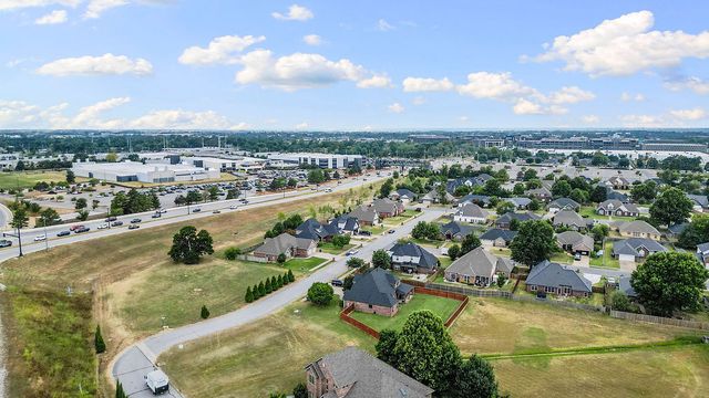 2711 SE 7Th Street, Bentonville, AR 72712
