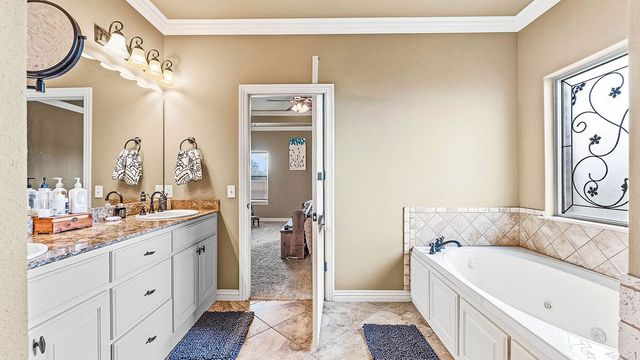 2711 SE 7Th Street, Bentonville, AR 72712