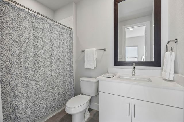 381 E Greenbriar Lane 1001, Dallas, TX 75203