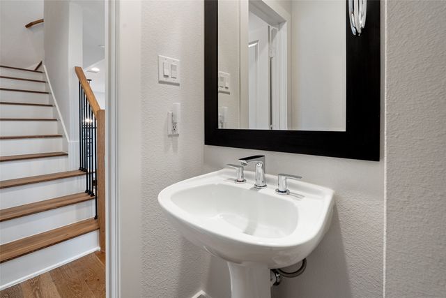 381 E Greenbriar Lane 1001, Dallas, TX 75203