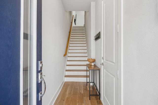 381 E Greenbriar Lane 1001, Dallas, TX 75203