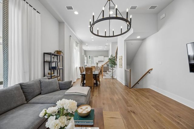 381 E Greenbriar Lane 1001, Dallas, TX 75203