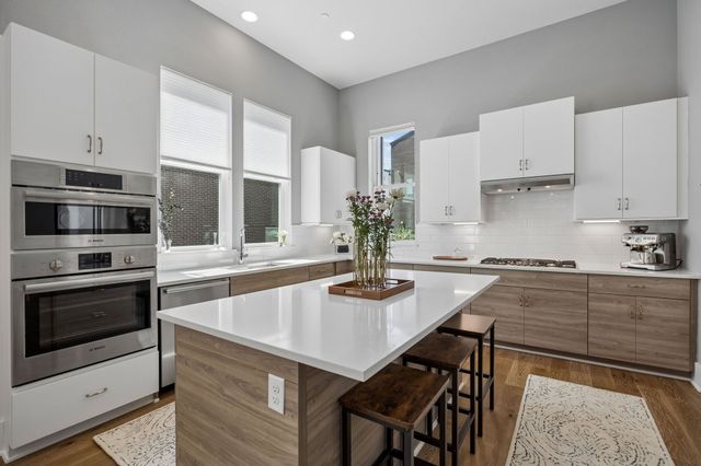 381 E Greenbriar Lane 1001, Dallas, TX 75203