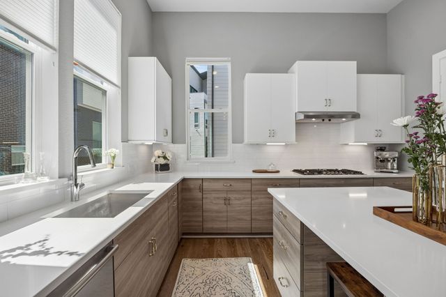 381 E Greenbriar Lane 1001, Dallas, TX 75203