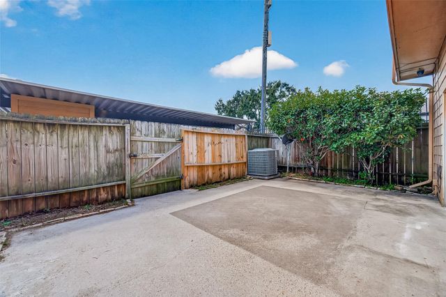 7700 Creekbend Drive 49, Houston, TX 77071