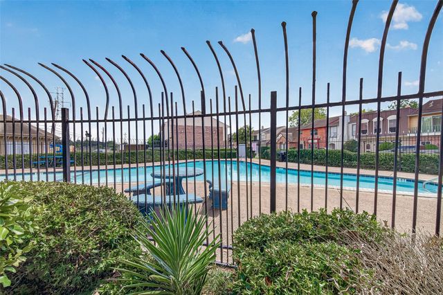 7700 Creekbend Drive 49, Houston, TX 77071