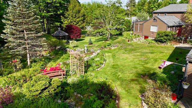 32 Sandown Road, Danville, NH 03819