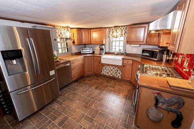 32 Sandown Road, Danville, NH 03819