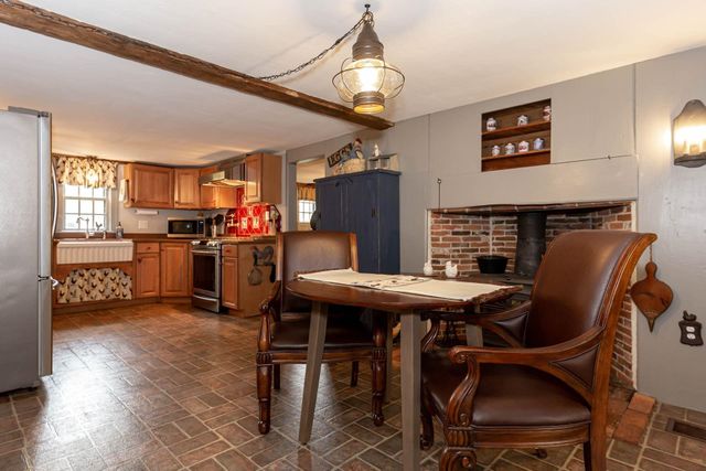 32 Sandown Road, Danville, NH 03819