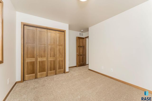 6148 S Bison Pl Place, Sioux Falls, SD 57108