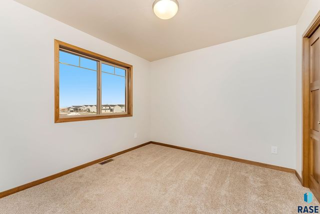 6148 S Bison Pl Place, Sioux Falls, SD 57108