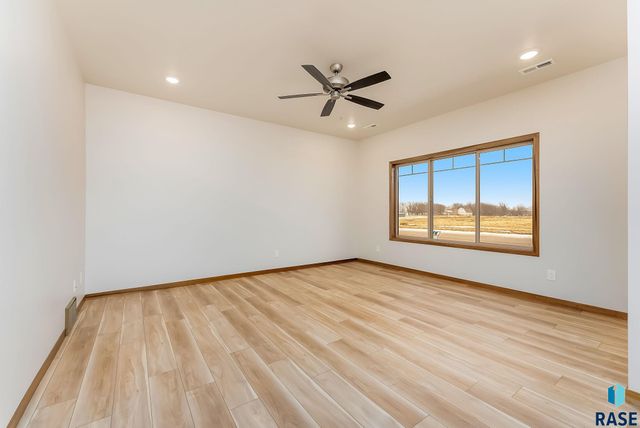 6148 S Bison Pl Place, Sioux Falls, SD 57108