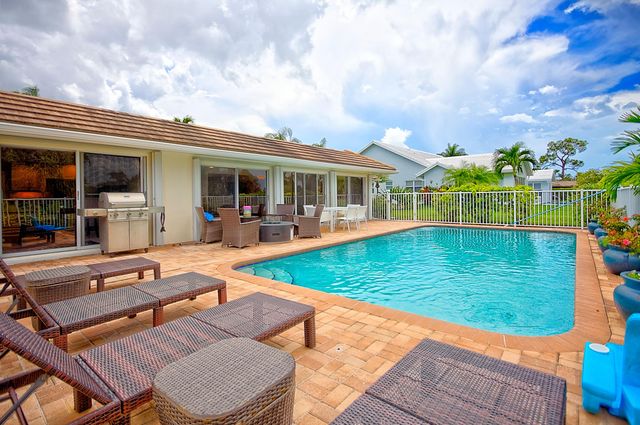 455 S Country Club Drive, Atlantis, FL 33462