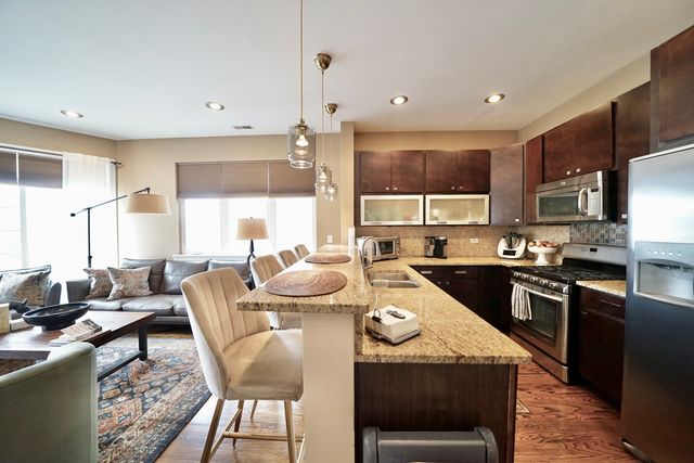 7934 W GRAND Avenue 2W, Elmwood Park, IL 60707