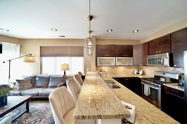 7934 W GRAND Avenue 2W, Elmwood Park, IL 60707