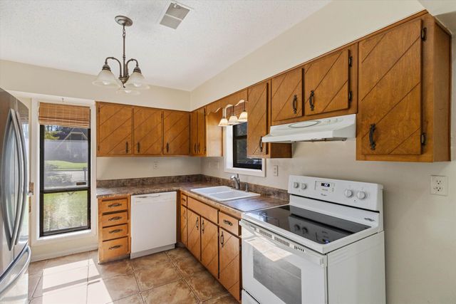 8130 SHALLOW GLEN TRL, Memphis, TN 38016