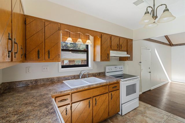 8130 SHALLOW GLEN TRL, Memphis, TN 38016