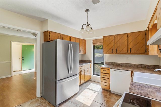 8130 SHALLOW GLEN TRL, Memphis, TN 38016