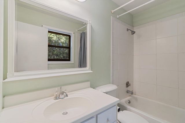 8130 SHALLOW GLEN TRL, Memphis, TN 38016