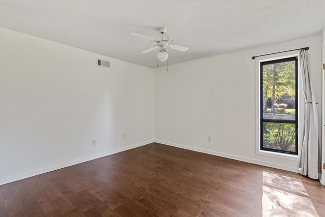 8130 SHALLOW GLEN TRL, Memphis, TN 38016